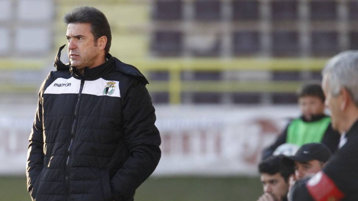 Gonzalo Arconada sigue atento las evoluciones de su equipo-Santi Otero