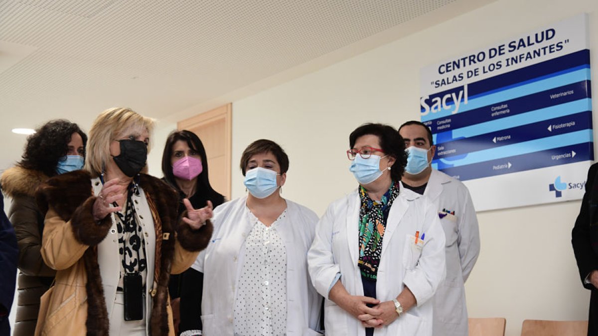 La consejera de Sanidad, Verónica Casado, visita el Centro de Salud de Salas de los Infantes. ICAL