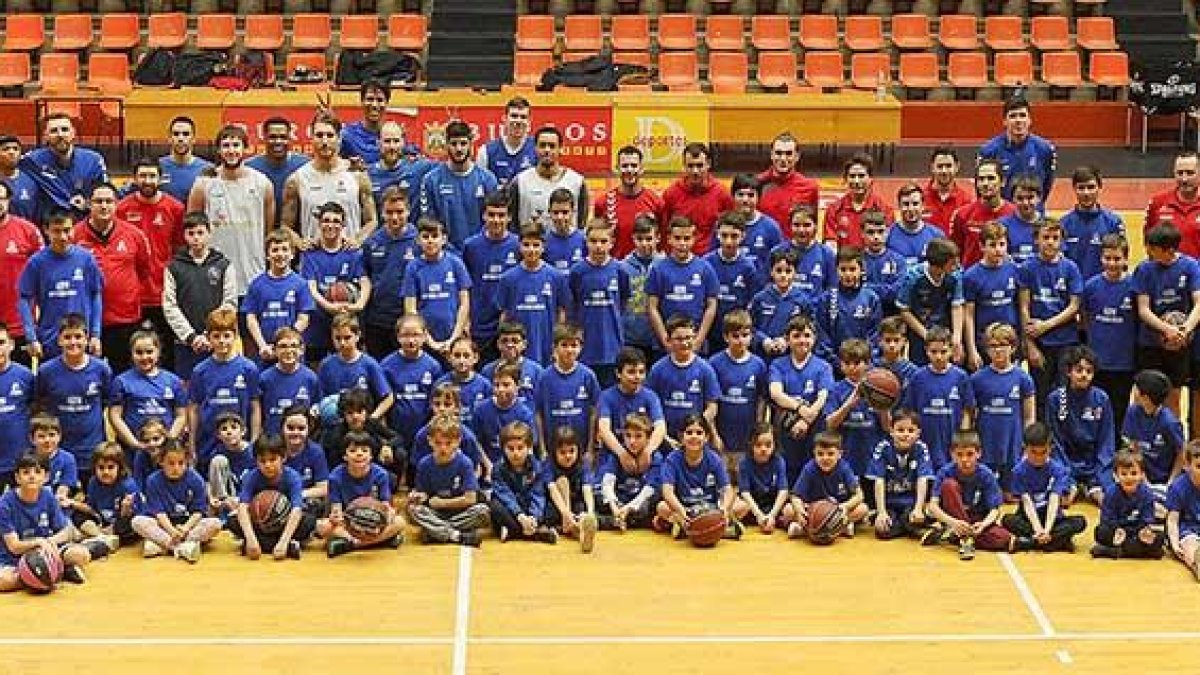 Foto de familia de la plantilla del San Pablo y los participantes del campus, ayer.-SPB / MARÍA GONZÁLEZ