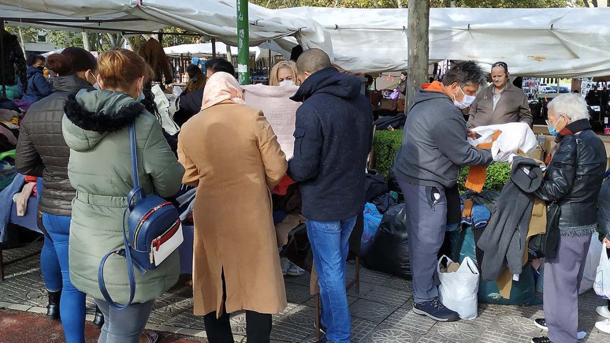 Clientes y comerciantes, ayer, en el mercadillo de la avenida de Castilla y León, entre el centro comercial Camino de la Plata y la parroquia de San Fernando. ECB