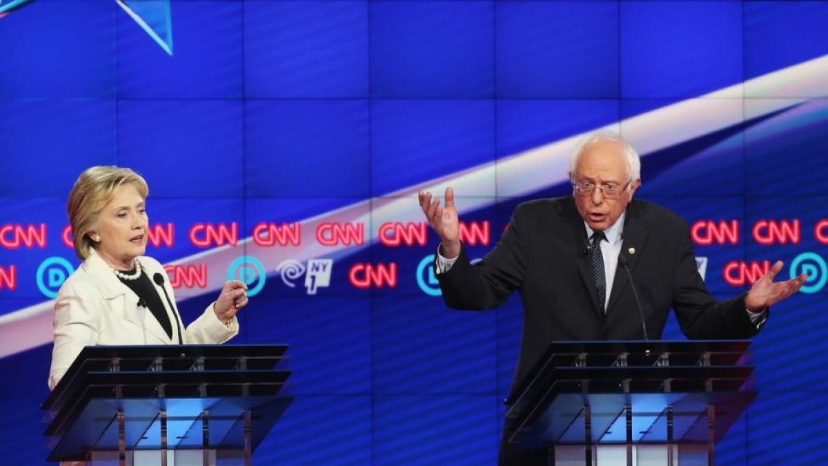 Hillary Clinton y Bernie Sanders, durante el debate demócrata organizado por la CNN.-AFP / JUSTIN SULLIVAN