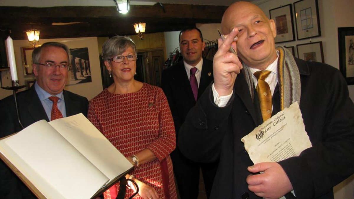 Alejandro Yagüe durante la entrega del premio de la Asociación Las Calzas de Villadiego.-ECB
