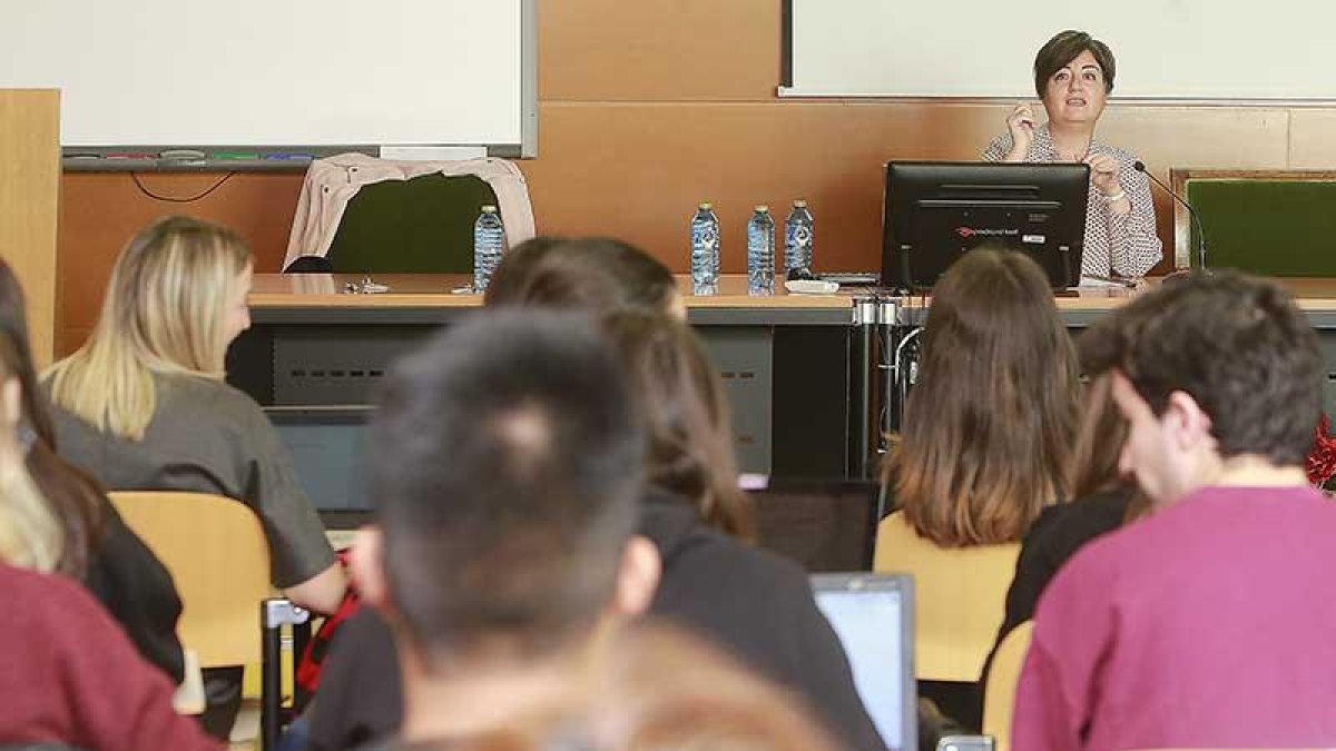 Amparo Huertas durante la conferencia.-RAÚL G. OCHOA