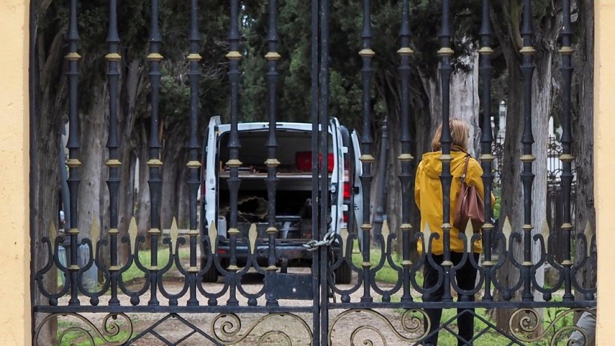 El Cementerio El Carmen de Valladolid cerrado por la crisis del coronavirus. -PHOTOGENIC MIGUEL ÁNGEL SANTOS