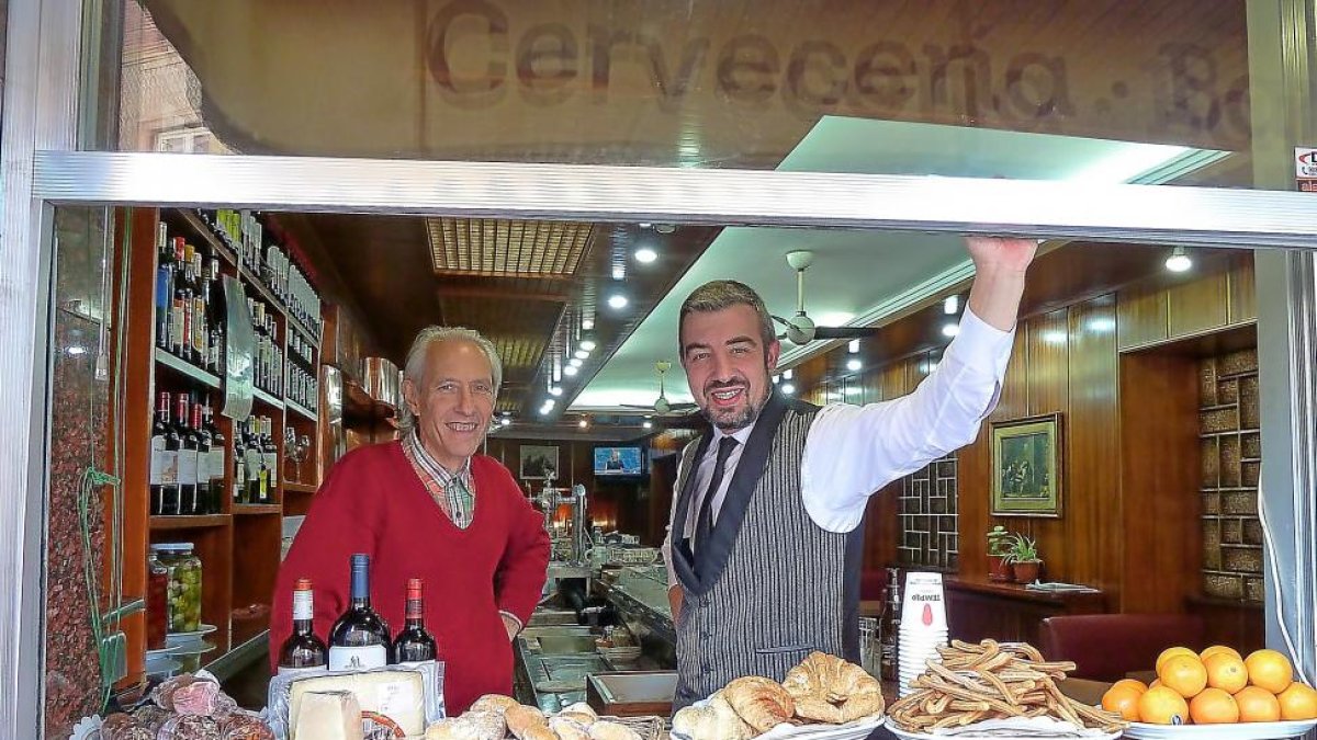 Con encanto. José María Parreño valora el encanto de la cafetería que regenta Paco Velasco: una mirada al ayer desde el presente.-T.S.T