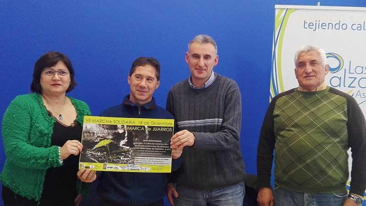 Carmen Rojo (Las Calzadas), Jesús Lorenzo (alcalde de Ibeas) y Emilio Maestro (Cáritas) ayer en Burgos.-D.S.M.