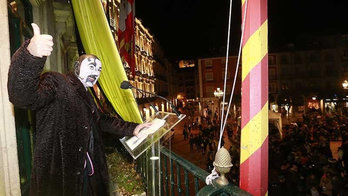 Estébanez se disfrazó como uno de los villanos más conocidos del cómic para pronunciar su pregón desde el balcón consistorial.-RAÚL OCHOA