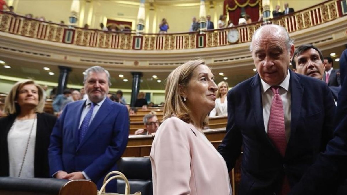Ana Pastor, junto a Jorge Fernández Díaz, este martes en el Congreso.-JUAN MANUEL PRATS