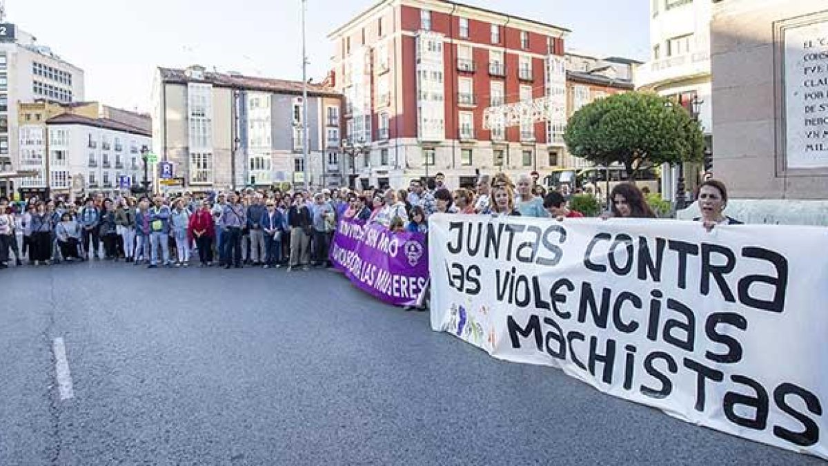 Concentración de repulsa por el asesinato, ayer, en la plaza del Cid.-SANTI OTERO