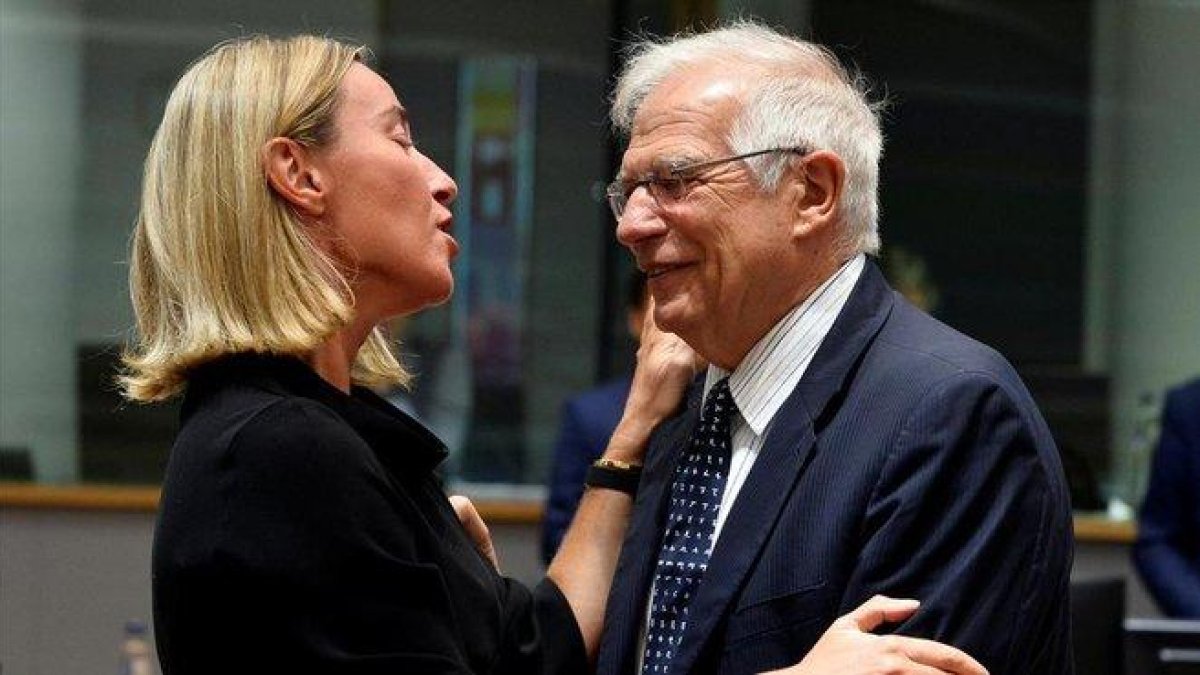 Saludo entre Federica Mogherini y Josep Borell, ayer.-JOHANNA GERON
