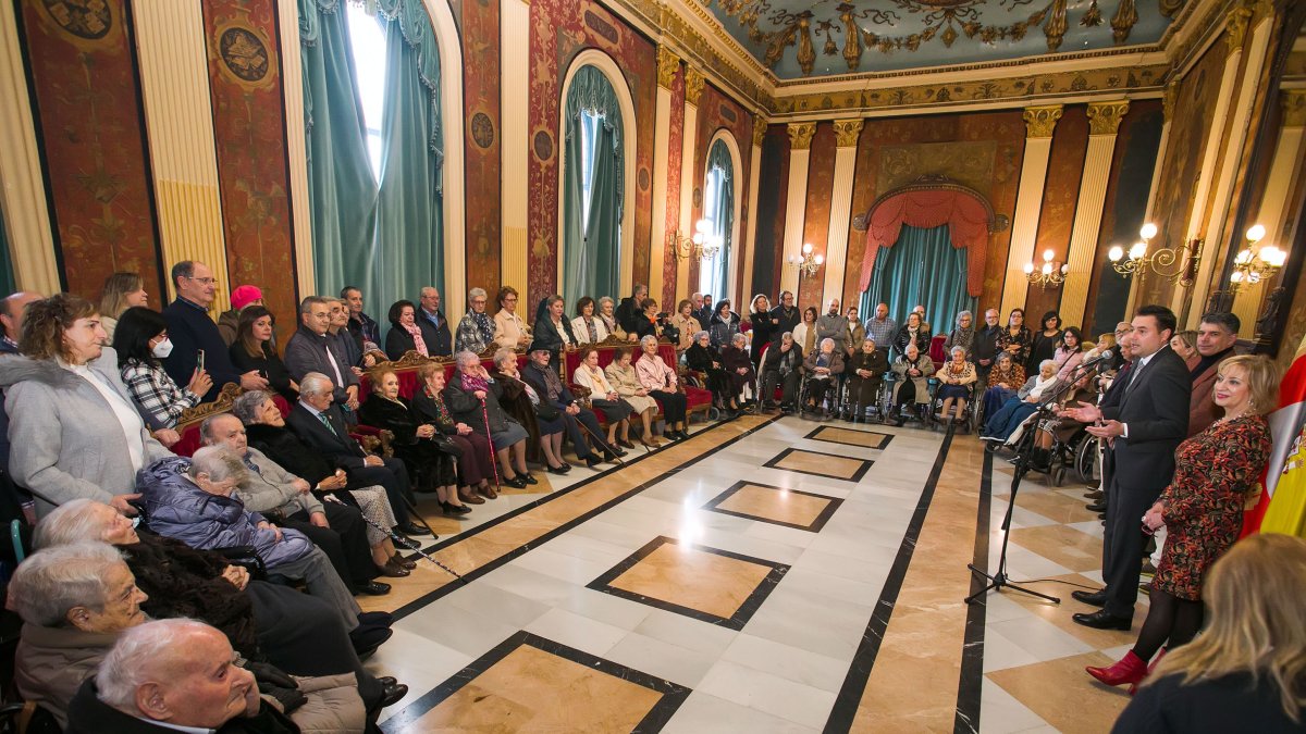 El salón rojo del Teatro Principal se queda pequeño para el homenaje a los centenarios. TOMÁS ALONSO