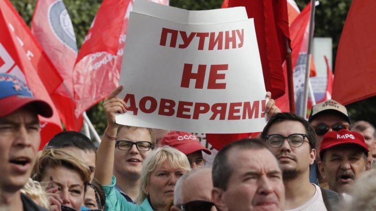 En San Petersburgo, un manifestante ruso contra la reforma de las pensiones sostiene un cartel en el que se lee: No confiamos en Putin.-ANATOLY MALTSEV / EFE
