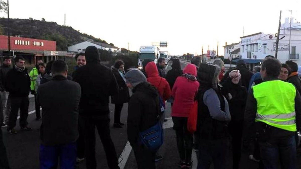 Cortes de tráfico en la N-340, a la altura de Les Cases dAlcanar, este lunes.-PERIODICO (CEDIDA POR ACN / NÚRIA ABRIL)