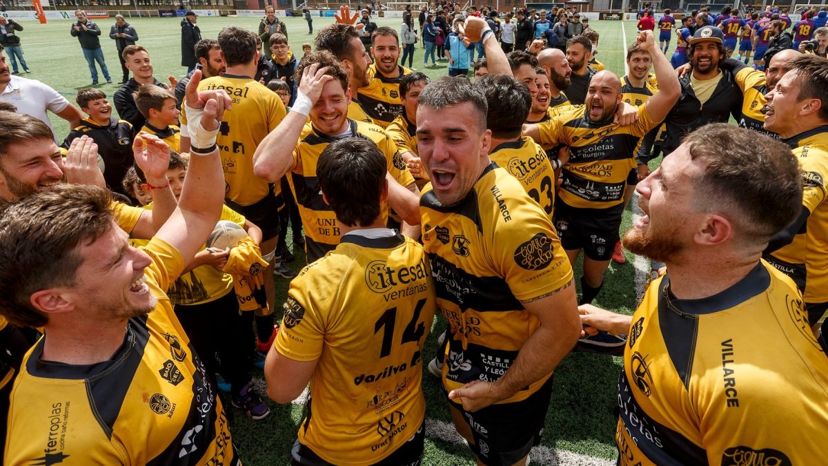 Los jugadores del Recoletas Burgos Universidad de Burgos celebran su clasificación para el play off. SANTI OTERO