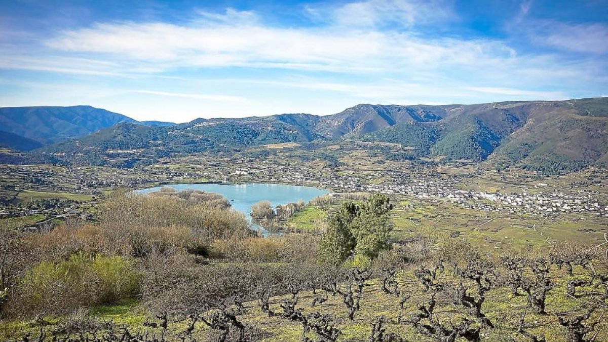 Panorámica de la zona de la DOP Valdeorras donde la familia Rodero Villa tiene el viñedo.-PAGO DE LOS CAPELLANES