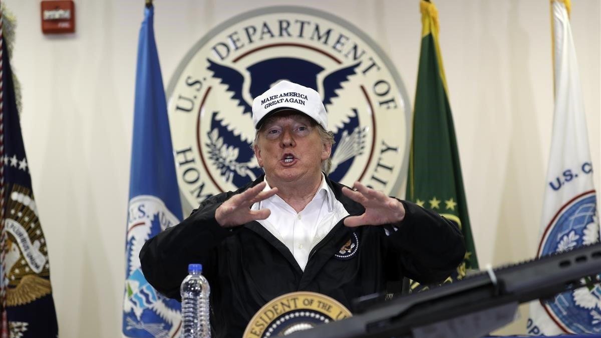 Trump, durante su discurso sobre inmigración en su visita a la frontera con México.-AP