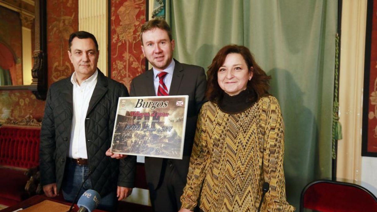 Telesforo Angulo, Javier Lacalle y Fabiola Monzón, directora de la excavación de la ermita de San Román.-RAÚL G. OCHOA