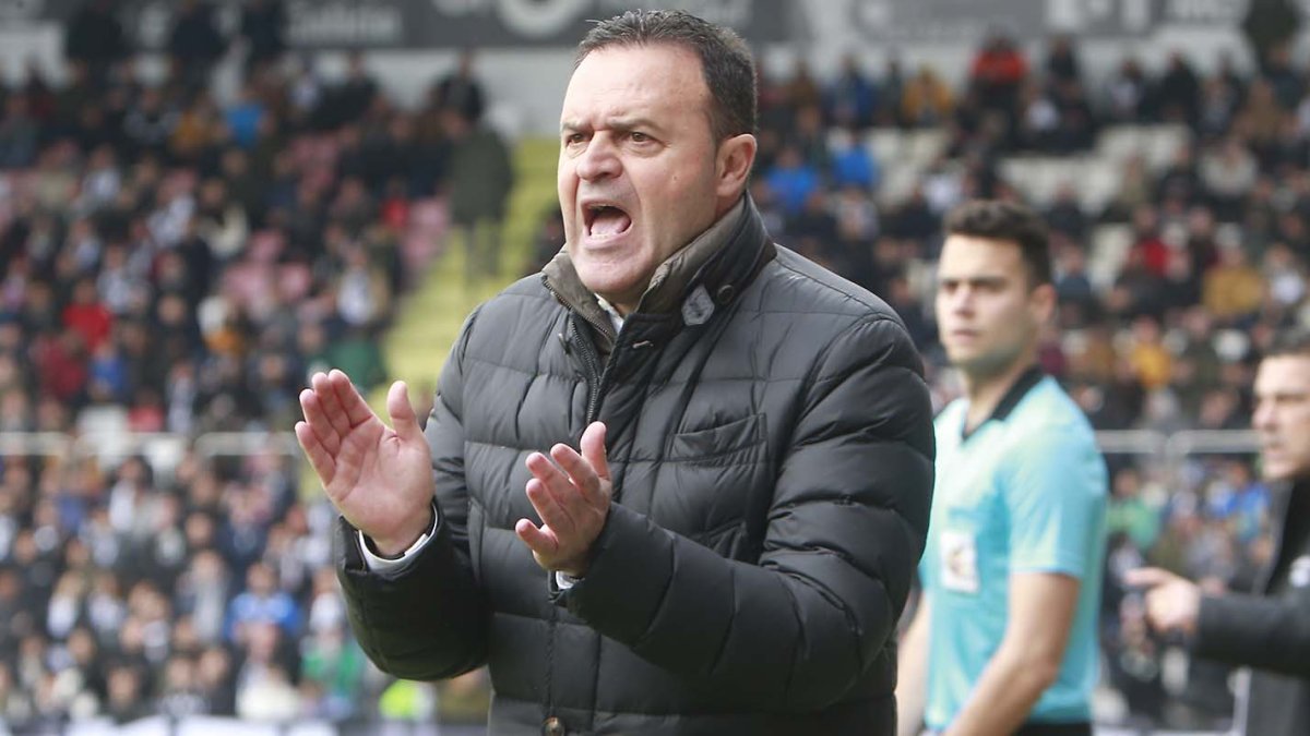 José María Salmerón da instrucciones a sus jugadores durante un partido en El Plantío . RAÚL G. OCHOA