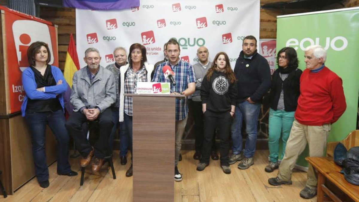 Foto de familia de los candidatos a las Cortes de 'IU-Equo, convergencia por Castilla y León'.-RAÚL G. OCHOA