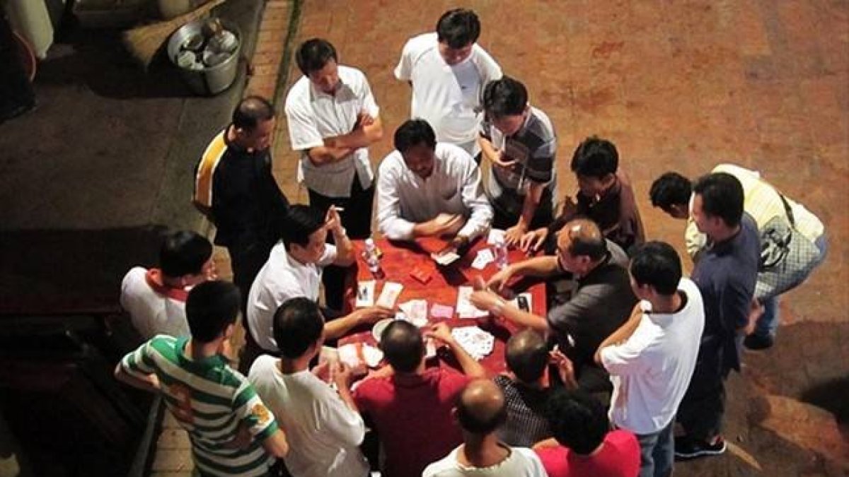 Ciudadanos chinos en una partida ilegal de cartas, en 'Policías en acción'.-