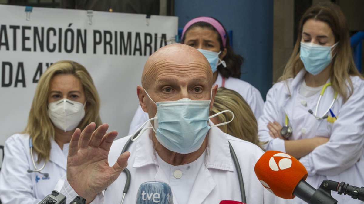 El doctor Jiménez, a las puertas del centro de salud de Los Cubos. ISRAEL L. MURILLO