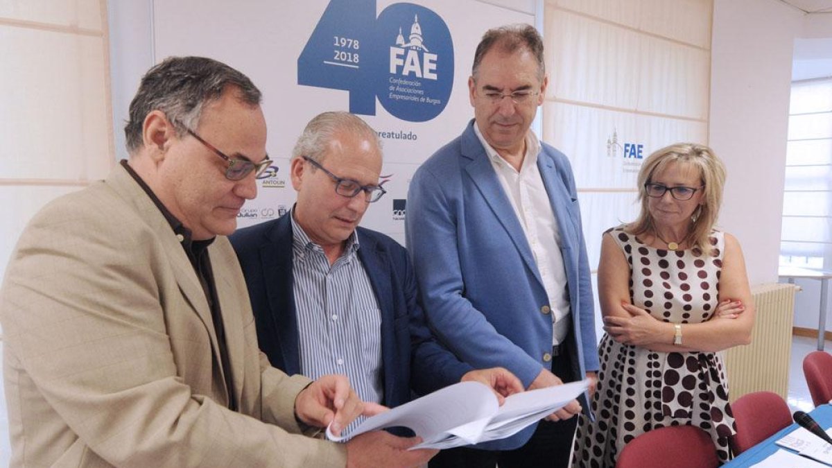 Benavente con San Millán y los directivos de FAE durante la presentación del índice de confianza.-ISRAEL L. MURILLO