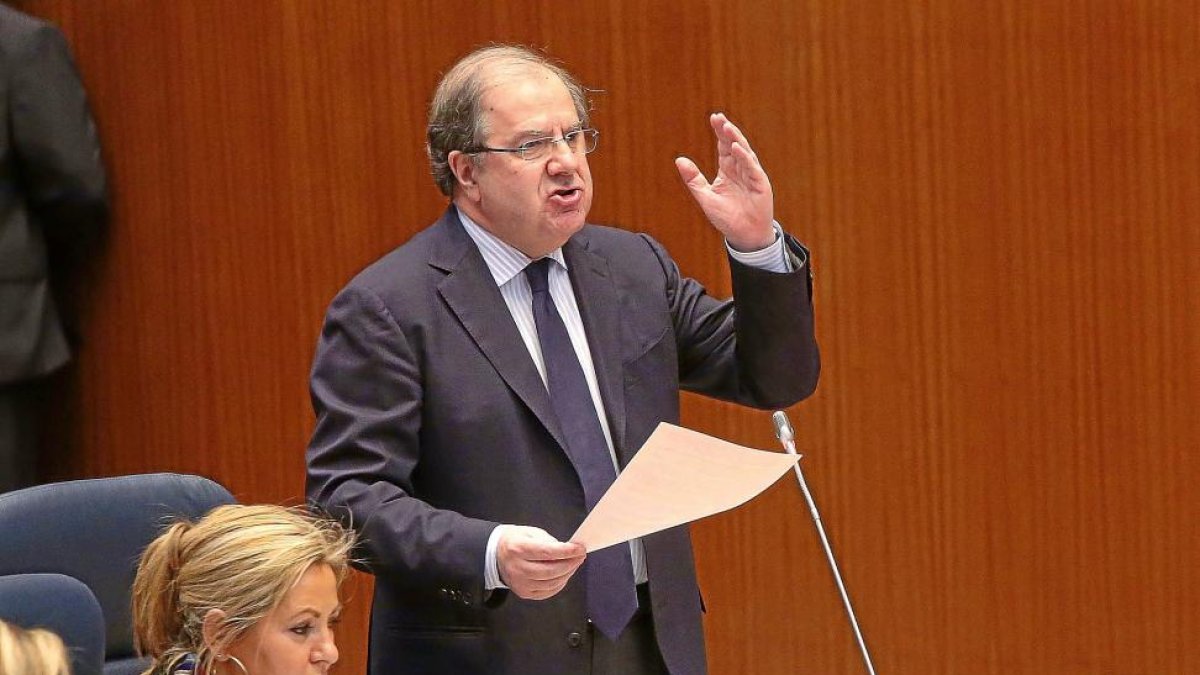El presidente del PP de Castilla y León, Juan Vicente Herrera, durante el pleno de las Cortes.-ICAL