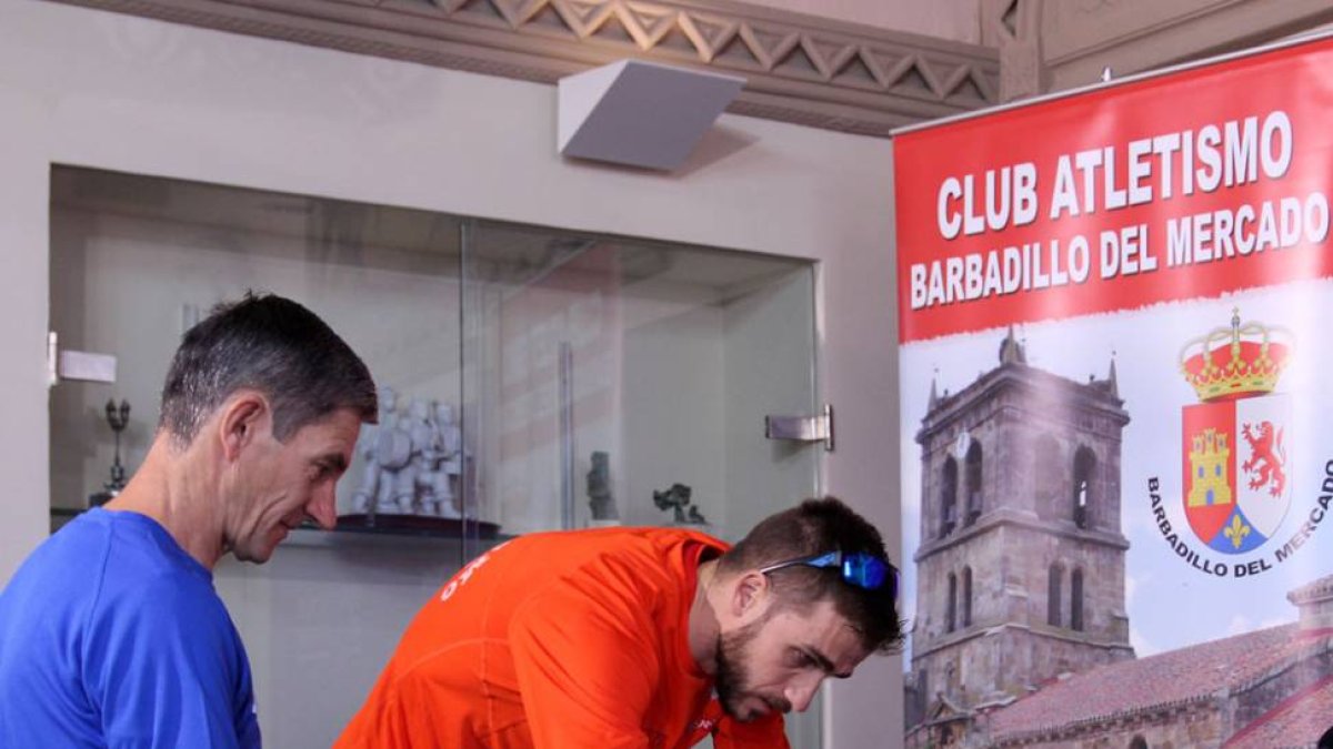 Javier Abad (derecha ) y José Antonio Sancho antes de la presentación.-JAIME CARAZO