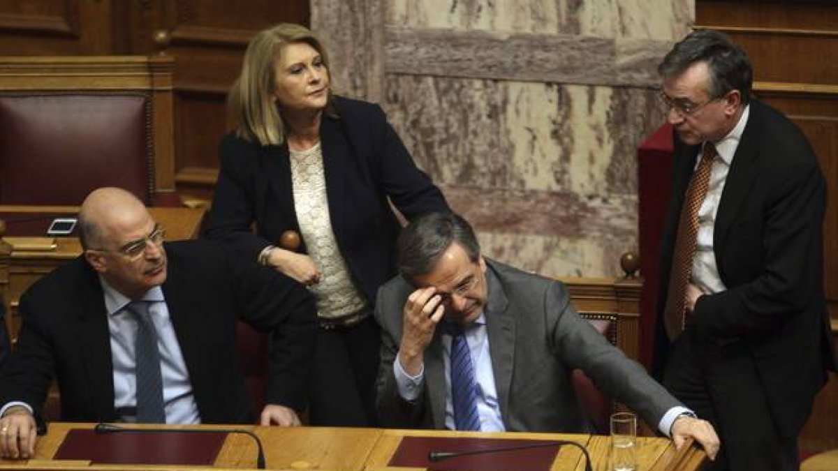 El primer ministro heleno, Antonis Samaras (segundo a la derecha), asiste a la votación den el Parlamento por el presidente Griego en la Cámara Baja en Atenas.-Foto: EFE / SIMELA PANTZARTZI