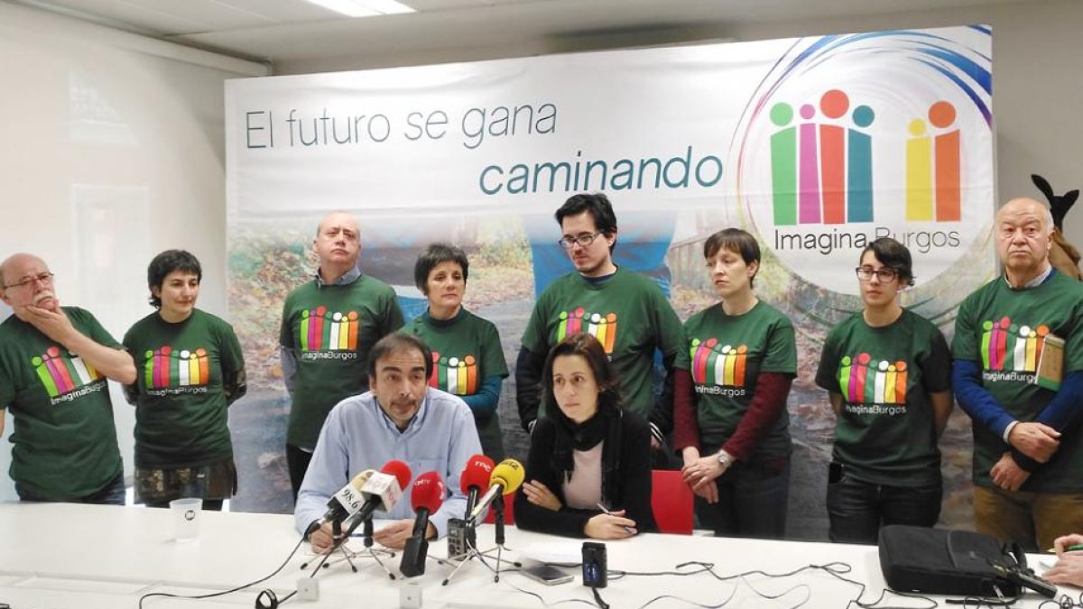Diego Izquierdo y Eva de Ara en la rueda de prensa de ayer, a la que acudieron miembros de la formación.-ECB