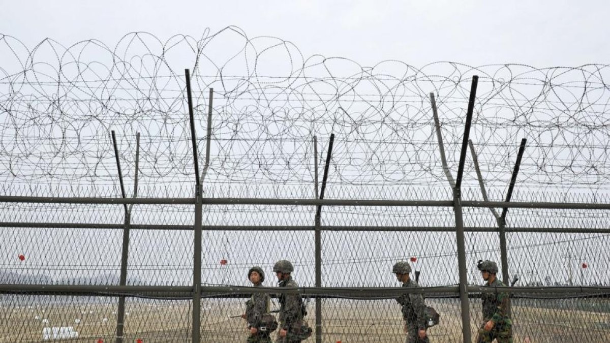 Soldados surcoreanos vigilian la zona militarizada DMZ en la frontera con Corea del Norte.-/ AFP / JUNG YEON-JE (AFP)