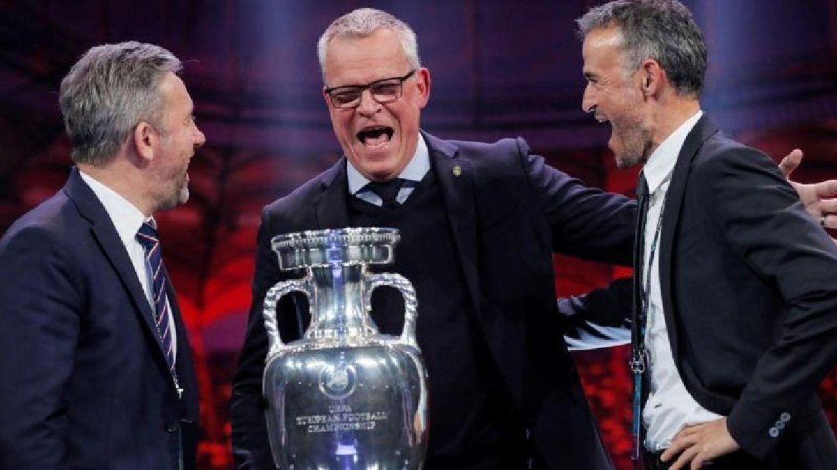 Los seleccionadores de Polonia (Jerzy Brzeczek), Sueca (Jannes Andersson) y España (Luis Enrique Martínez) se carcajean en su encuentro sobre el escenario del sorteo.-ROBERT GHEMENT (EFE)
