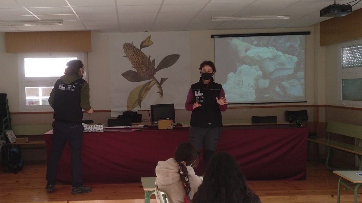 La charla la ofrecieron varios miembros de Argeol. ECB