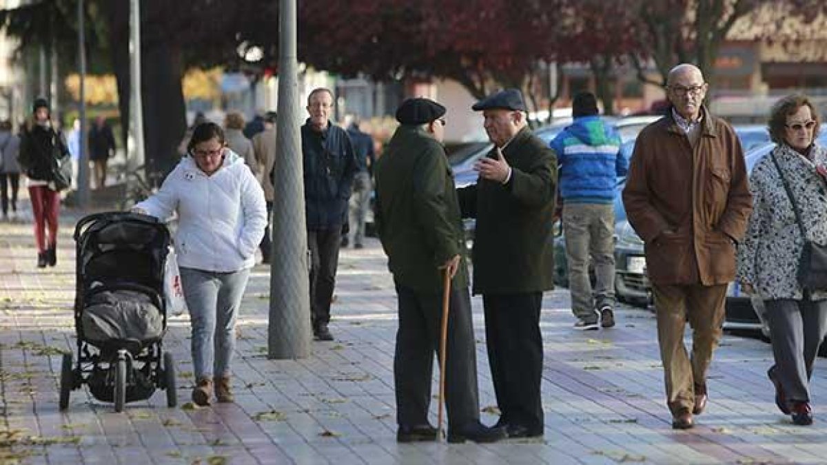 Burgaleses caminando por el centro de la ciudad, el principal núcleo de población de la provincia, que tampoco es ajeno a la despoblación.-RAÚL OCHOA