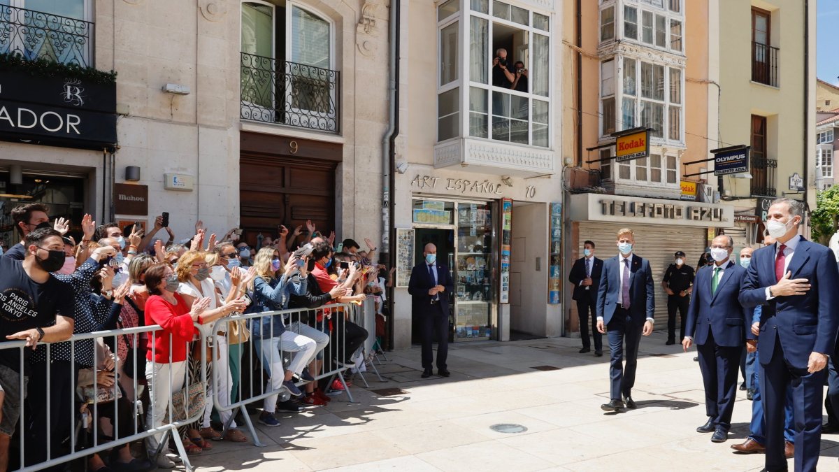 El Rey saluda a los burgaleses que esperaron su salida de la Catedral antes de abandonar la plaza. CASA REAL