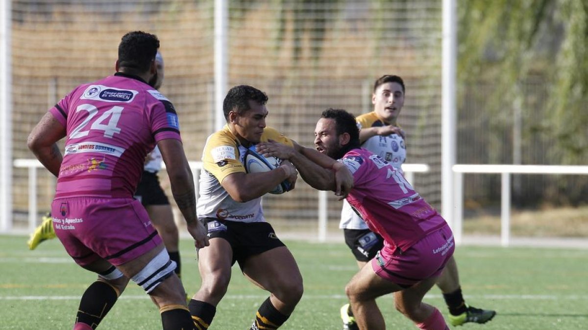 Shane Imo llega al punto de encuentro con un rival. SANTIOTERO-SANTI OTERO
