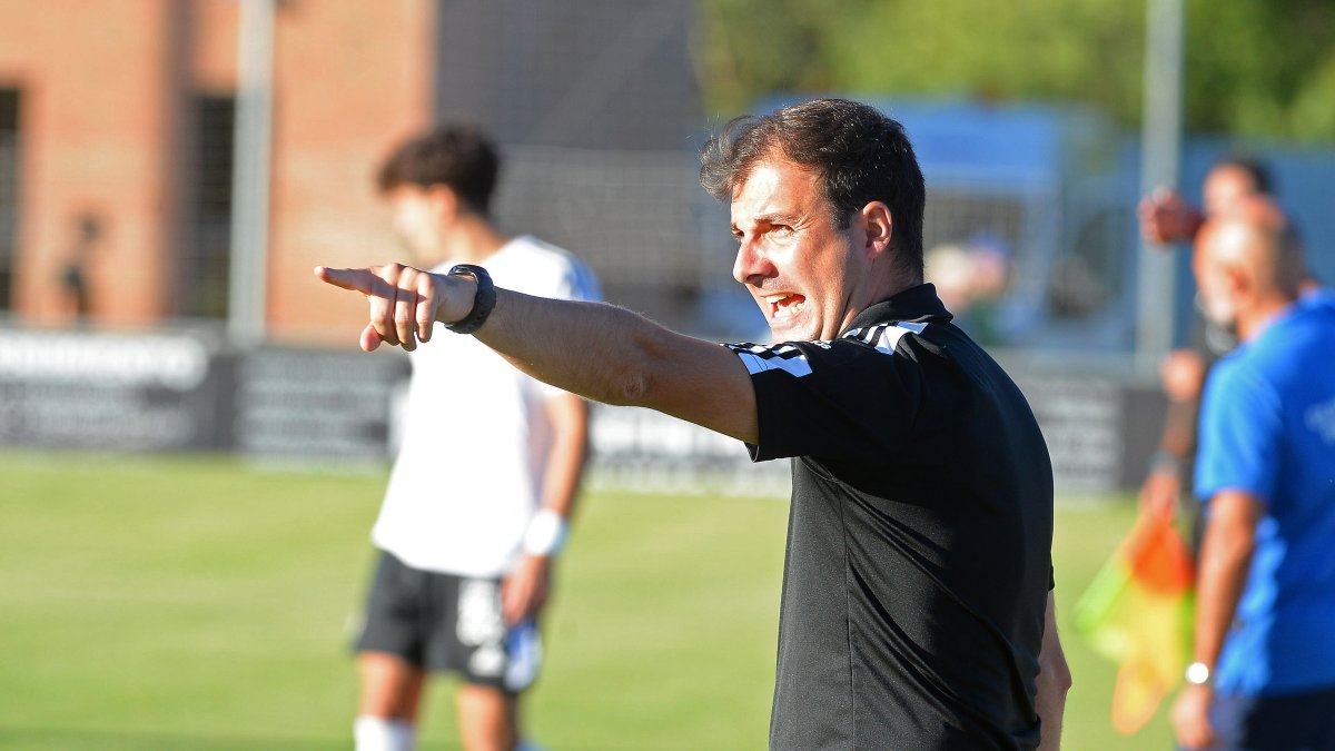 Carlos Aguilera en el banquillo de Castañares