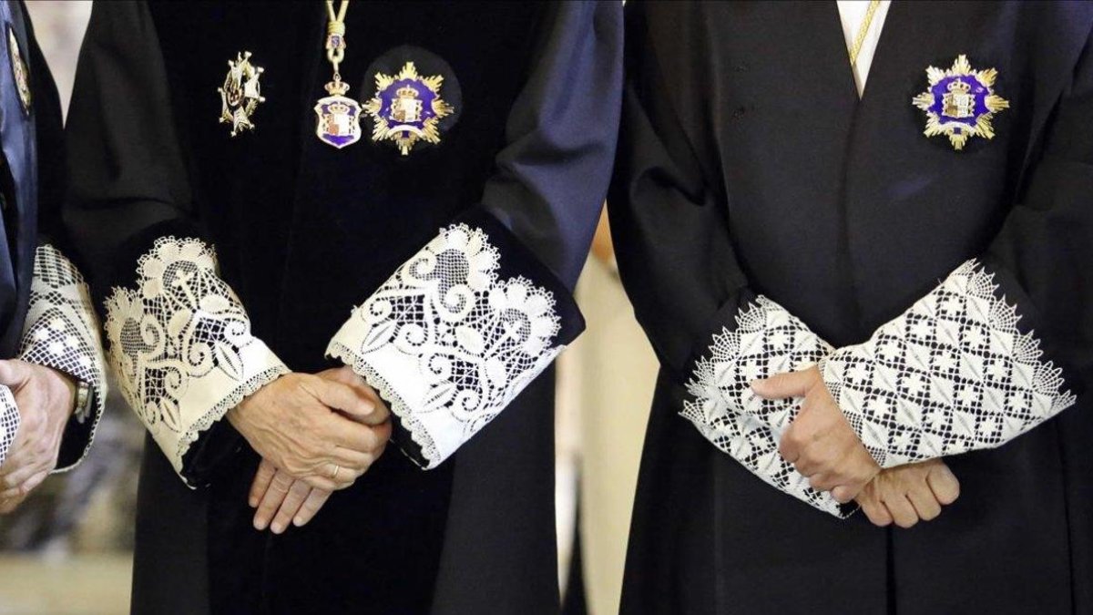Detalle de las puñetas de las togas de dos magistrados que participaron en la apertura del año judicial del 2013 en el Tribunal Supremo.-