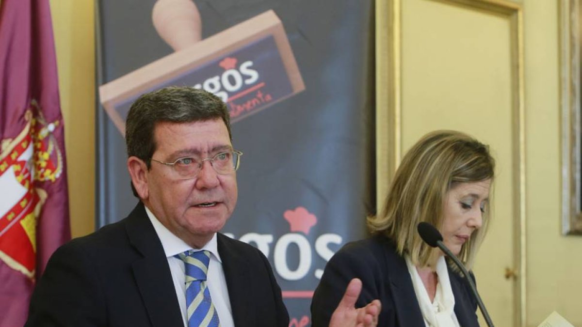 César Rico y Montserrat Aparicio durante la presentación de las rutas.-RAÚL G. OCHOA