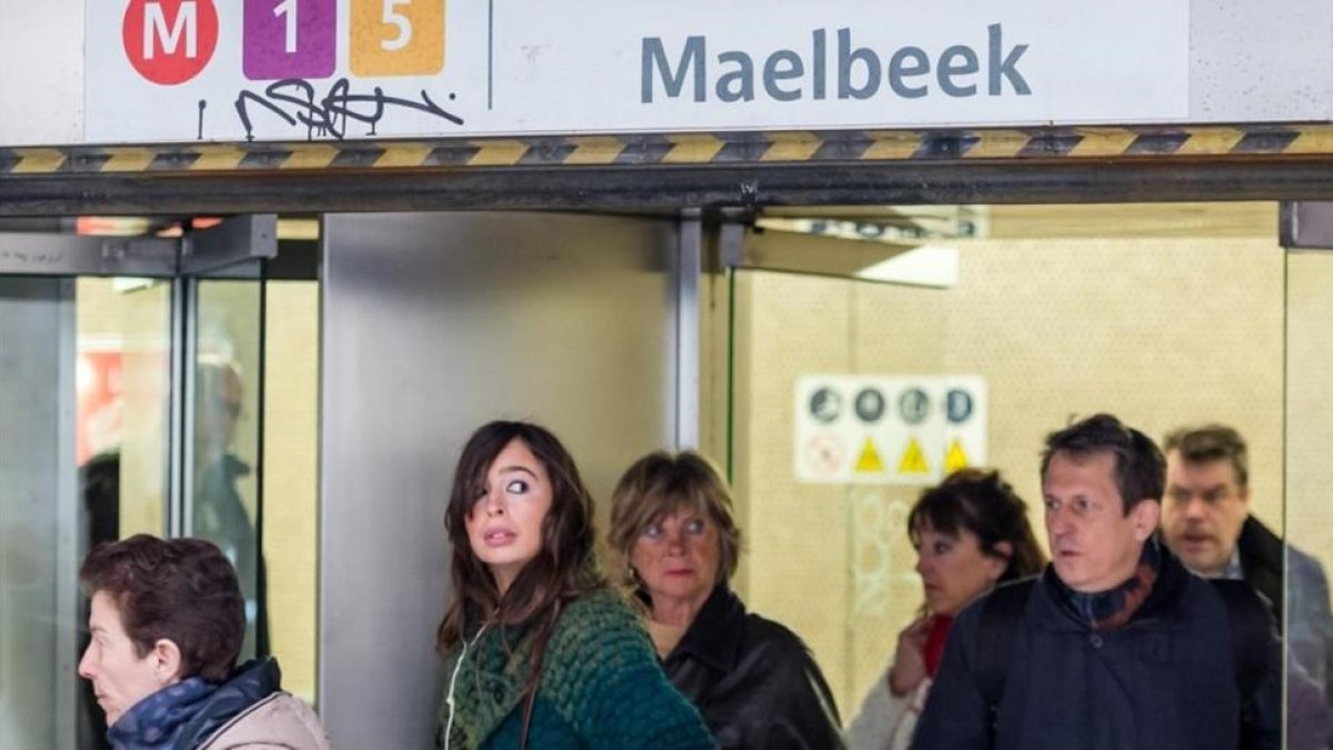 Pasajeros saliendo de la estación de metro de Maelbeek, en Bruselas, tras más de un mes de trabajos de reconstrucción.-Geert Vanden Wijngaert
