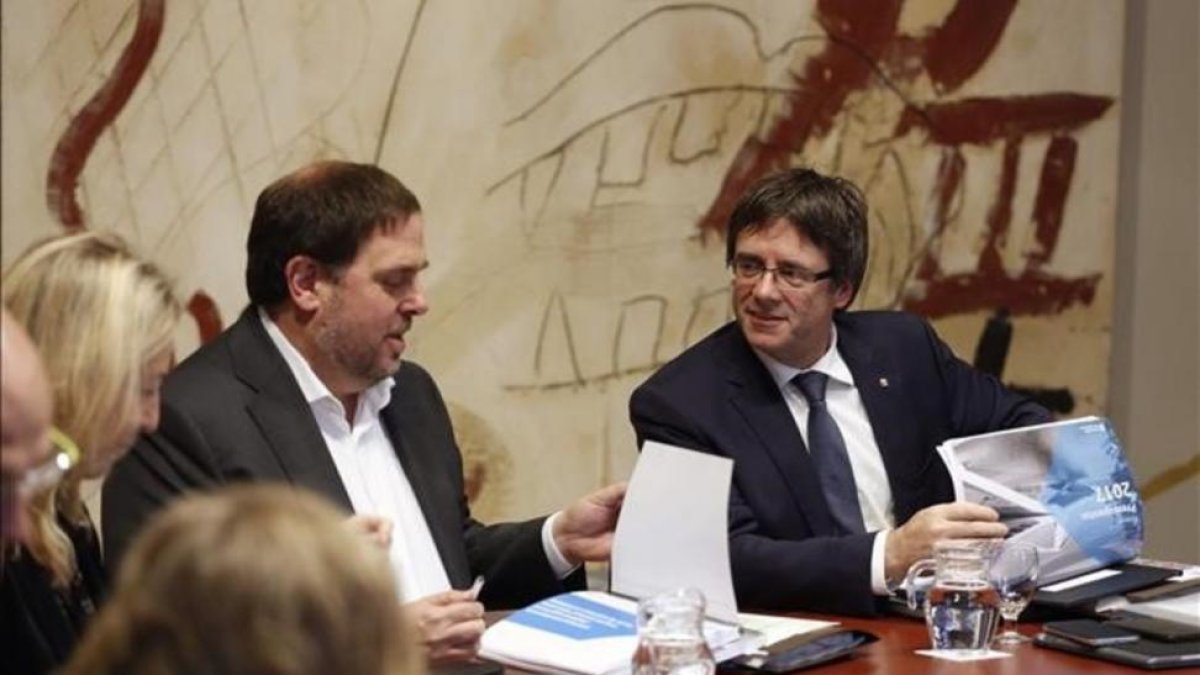El vicepresidente del Govern, Oriol Junqueras, y el 'president', Carles Puigdemont, en una reunión del Consell Executiu.-JOAN CORTADELLAS
