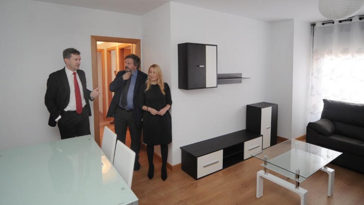 El alcalde, Javier Lacalle, con Pedro Gómez, de Burgoespacio, recorrieron ayer el piso piloto en Casa la Vega.-ISRAEL L. MURILLO