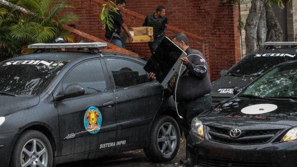 Agentes de inteligencia se llevan pertenencias de la exfiscal general Ortega Díaz tras registrar su domicilio, en el edificio La Cañada, en Caracas, el 16 de agosto.-EFE / CRISTIAN HERNÁNDEZ