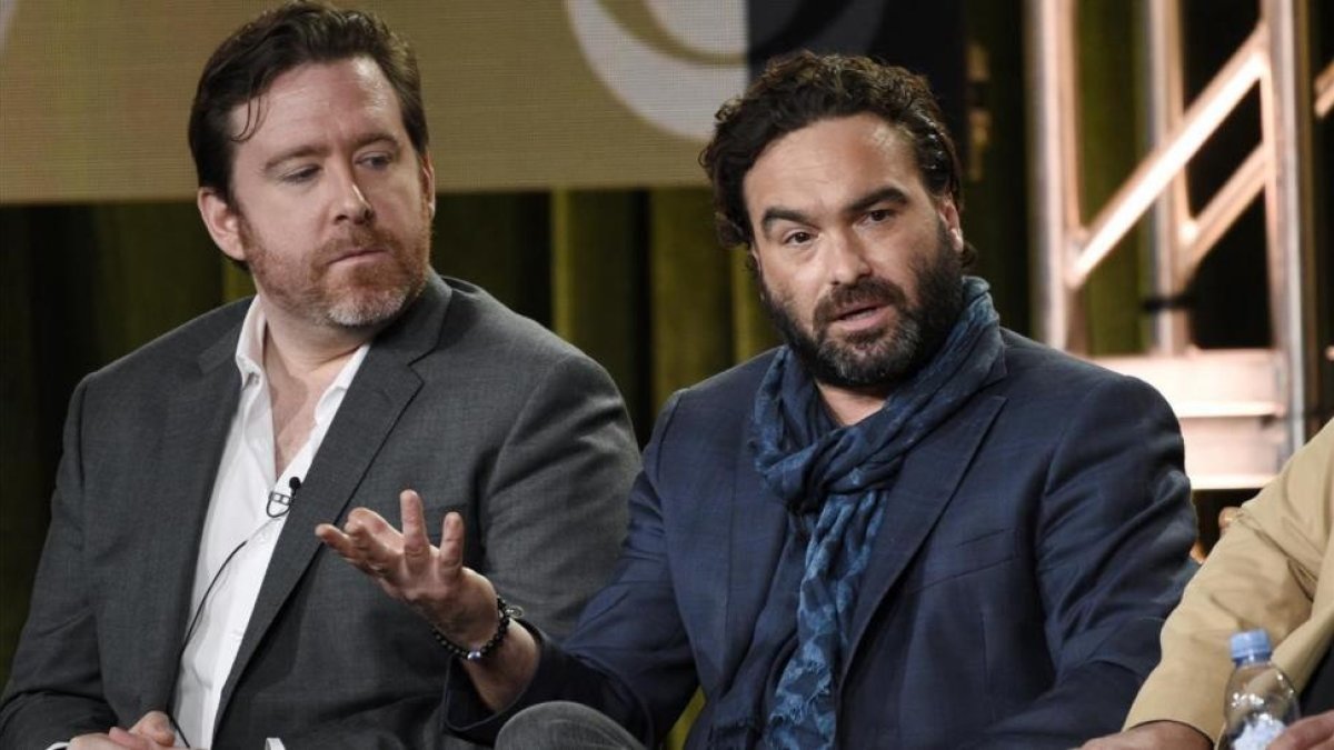 Johnny Galecki (derecha), en la reunión de la Asociación de Críticos de Televisión.-CHRIS PIZZELLO