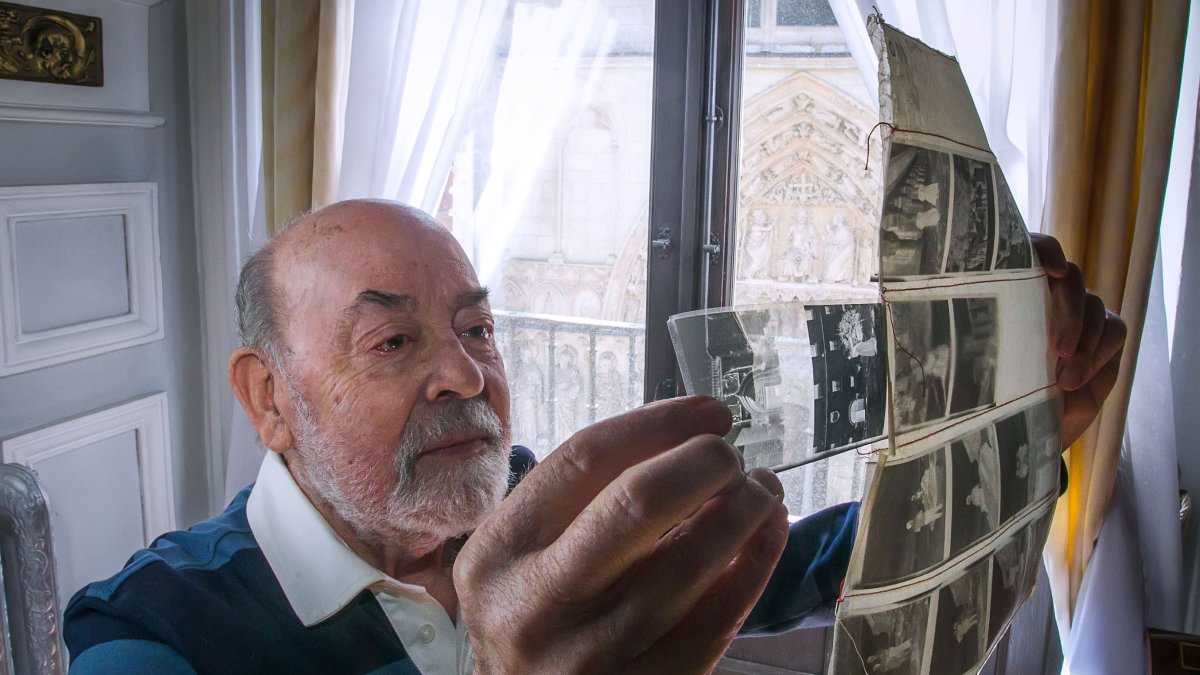 Fede observa unos negativos. TOMÁS ALONSO