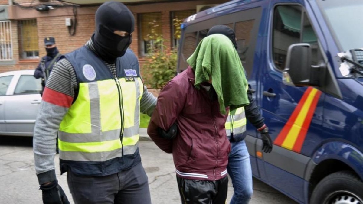 Momento de la detención de un yihadista en Madrid, este sábado.-EFE