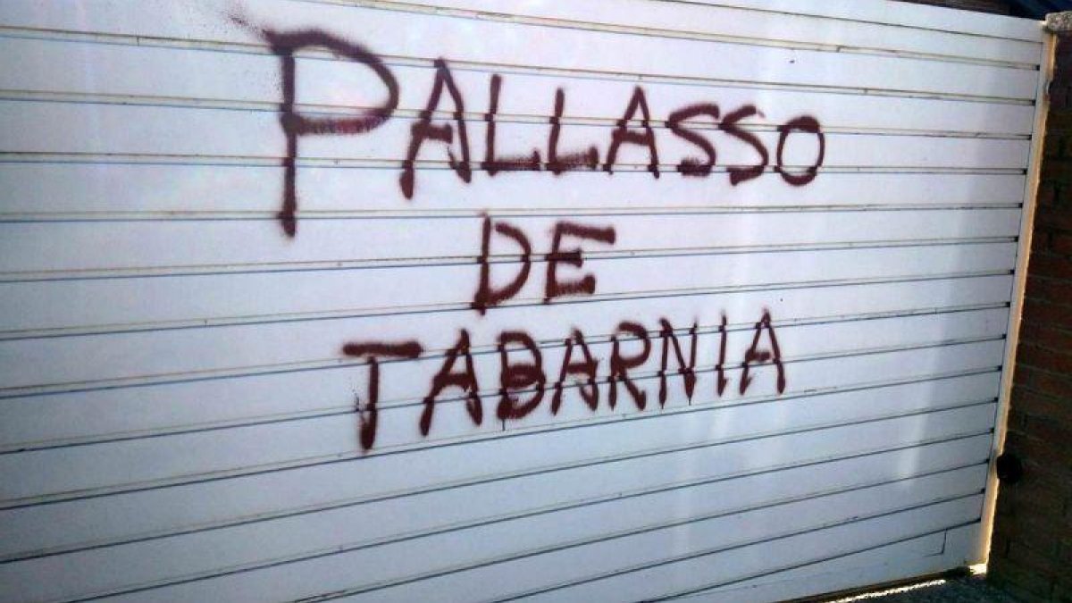 Pintada en la puerta de acceso a la vivienda del periodista Tomás Guasch.-EL PERIÓDICO (TWIITER)