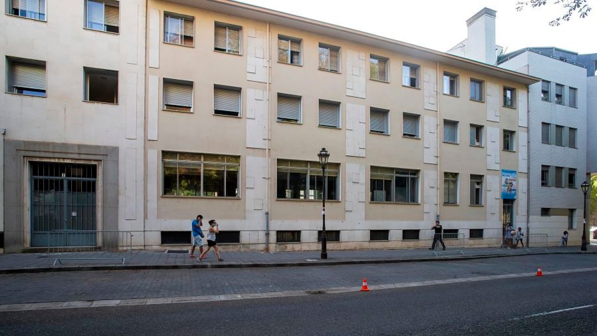 La Casa Sacerdotal, ubicada en el paseo de los Cubos, ha sufrido un brote que hasta el momento arroja 43 positivos, dos muertes y dos ingresos hospitalarios. SANTI OTERO