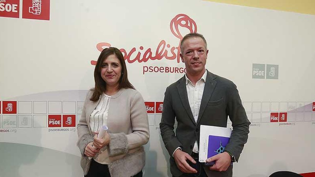 La secretaria provincial del PSOE, Esther Peña, y el portavoz socialista en el Senado, Ander Gil, ayer, en Burgos.-RAÚL G. OCHOA