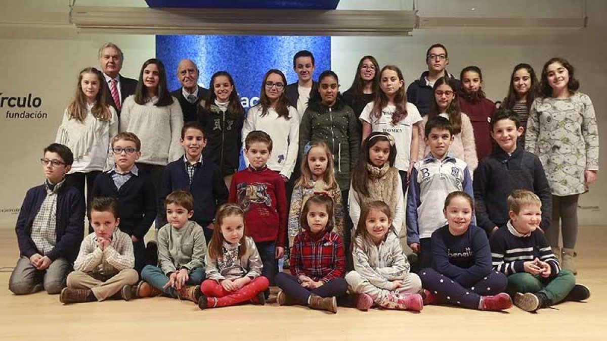 Los cinco premiados de cada una de las seis categorías del concurso posaron en una foto de grupo para que los padres la tengan de recuerdo.-RAÚL OCHOA